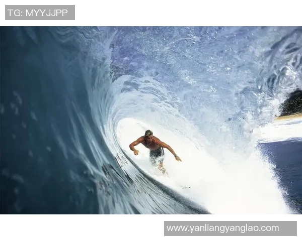 足球明星在海浪中尽显风采的高清冲浪瞬间分享